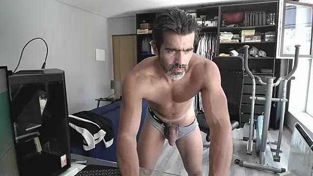 latinoo23bom on StripChat