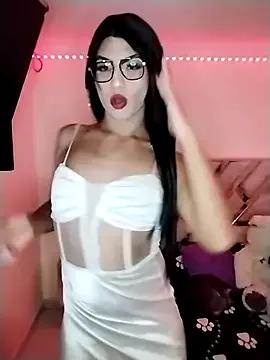 Lauragomezz from StripChat is Freechat