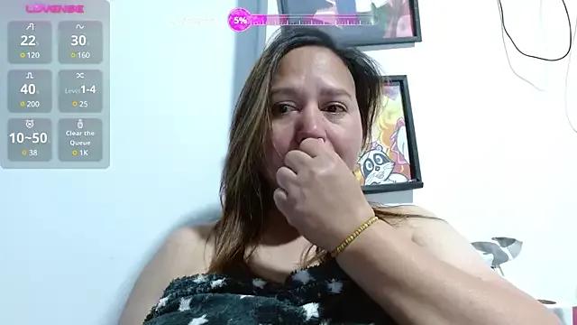 LauraReeves from StripChat is Freechat