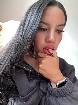 LauraSweett from StripChat is Freechat