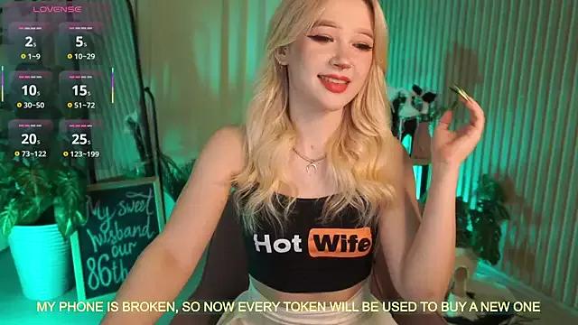 LauraWifeness from StripChat is Freechat