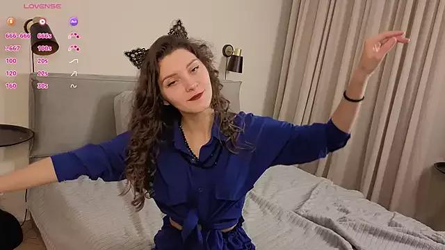 LauraYoungg from StripChat is Freechat