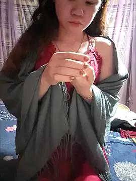 LeanaLy from StripChat is Freechat
