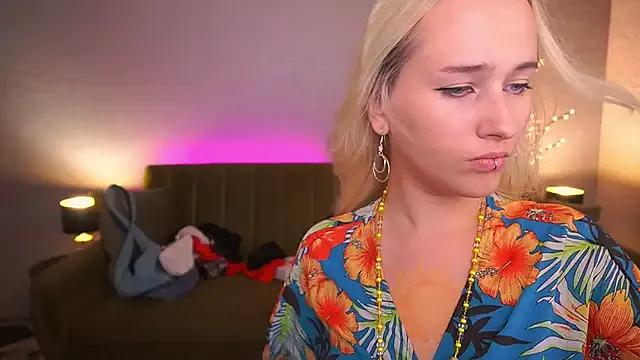 LilElfie from StripChat