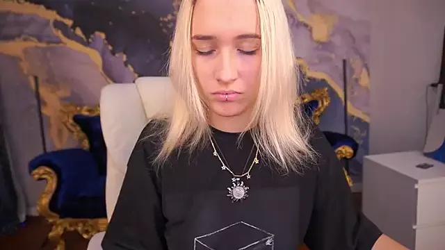 LilElfie from StripChat