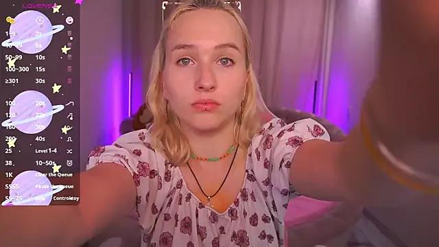 LilElfie from StripChat is Freechat