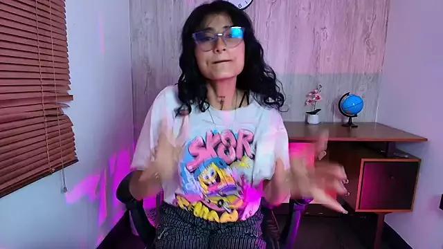 liliclan_ from StripChat is Freechat