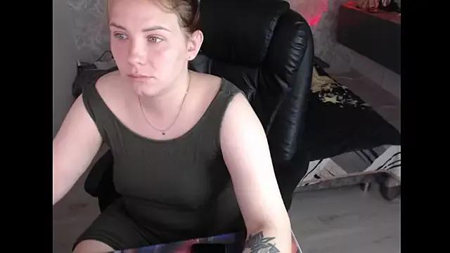 LilleHummer666 from StripChat