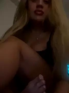 LilyPopsxx from StripChat