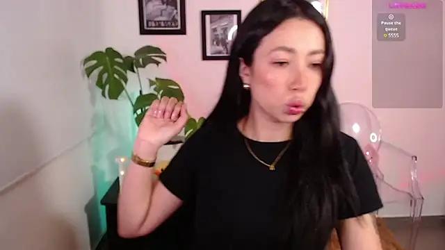 lilyy_evanss from StripChat