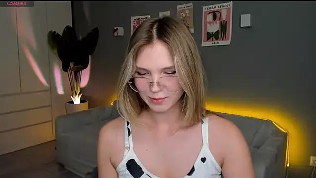 linakorvin from StripChat is Freechat