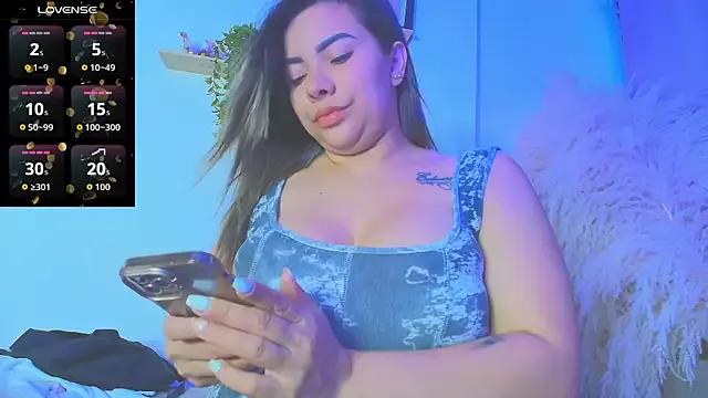 LindaaEvanss from StripChat is Freechat