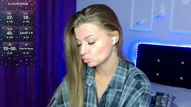 LindaBrilliant from StripChat is Freechat