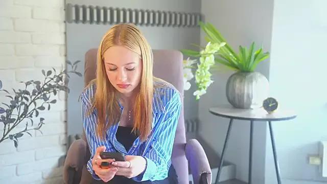 LindaBroks from StripChat is Freechat