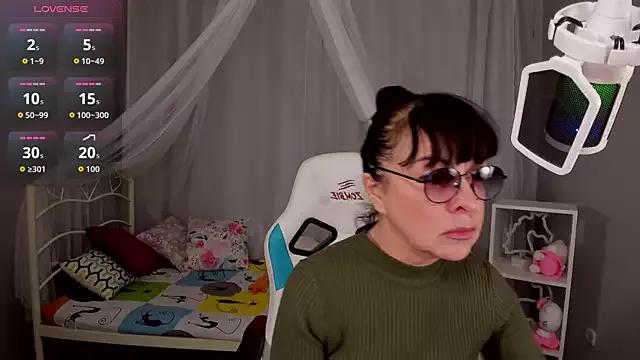 LindaPage from StripChat is Freechat