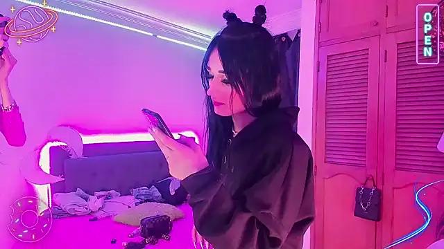 LittleEmmaa from StripChat