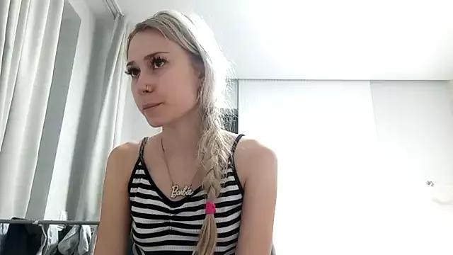 LittlePinkiePie from StripChat is Freechat