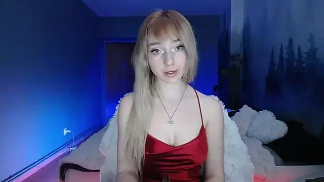 LuciaYoung from StripChat is Freechat