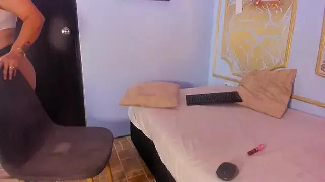 luna_blaze_cr from StripChat is Freechat