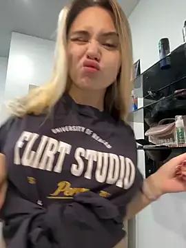 Photos of LunaMillie from StripChat is Freechat