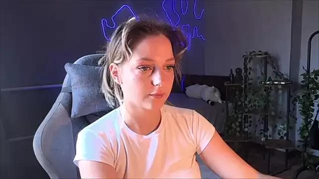 LunaShelter from StripChat is Freechat