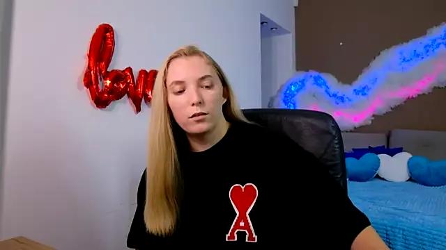 LunaSloan from StripChat is Freechat