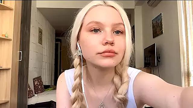 LupeLewitt from StripChat is Freechat