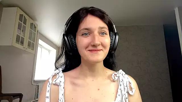 LyndaLewi from StripChat is Freechat