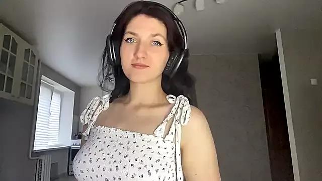 LyndaLewi from StripChat is Freechat