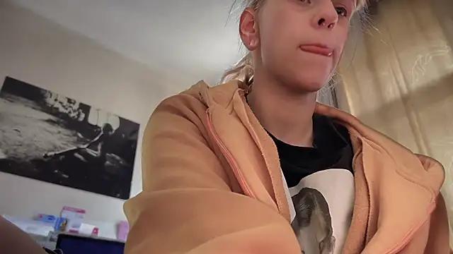 Mannarie_Madsinn from StripChat