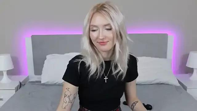 MarianeSun from StripChat is Freechat