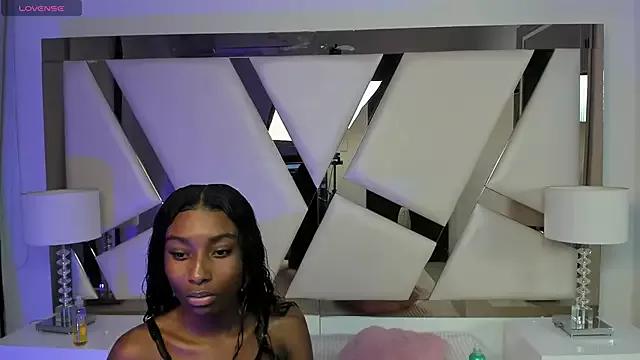 MarianReynolds from StripChat is Freechat