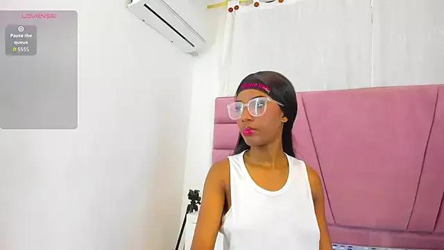 MarianRosse from StripChat is Freechat