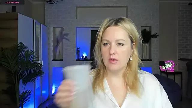 MariemLui from StripChat is Freechat