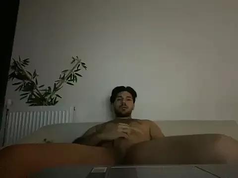 Maxhinelle from StripChat is Freechat