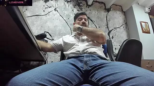 Maxi_thebig_daddy from StripChat is Freechat