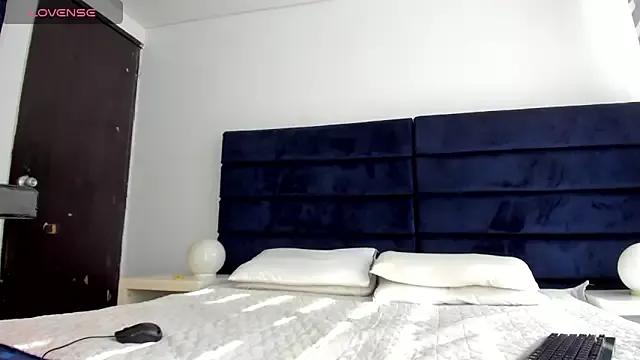 melanie_roux__ from StripChat is Freechat