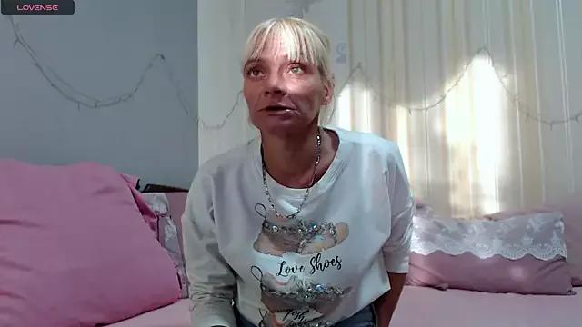 MelanieCat from StripChat is Freechat