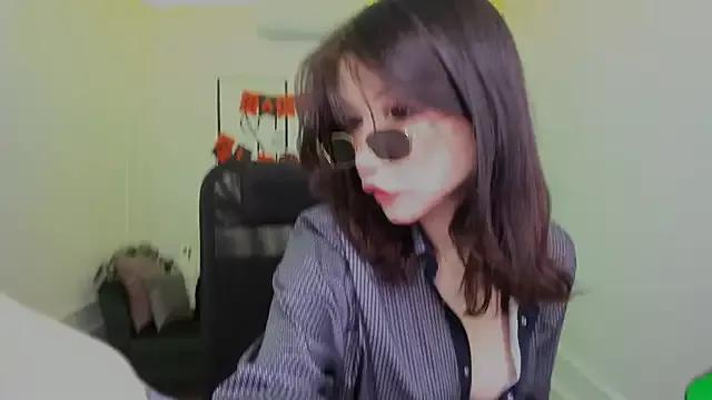 MeLLSawertyq from StripChat is Freechat