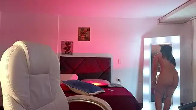 mia_isabele from StripChat is Freechat