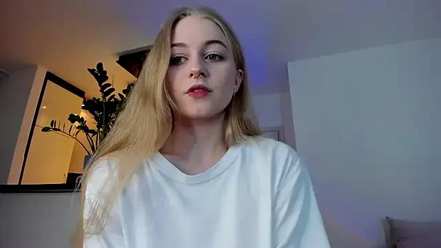 MiaMews from StripChat