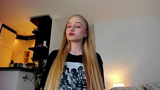 MiaMews from StripChat