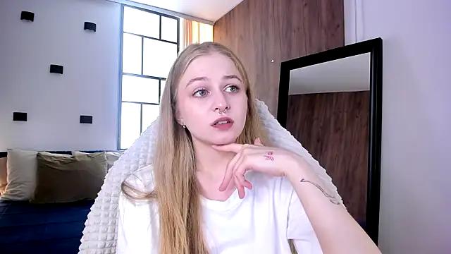 MiaMews from StripChat