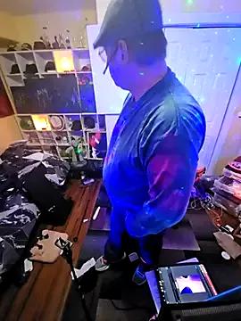 Mic_Oxinner webcams show profile image 