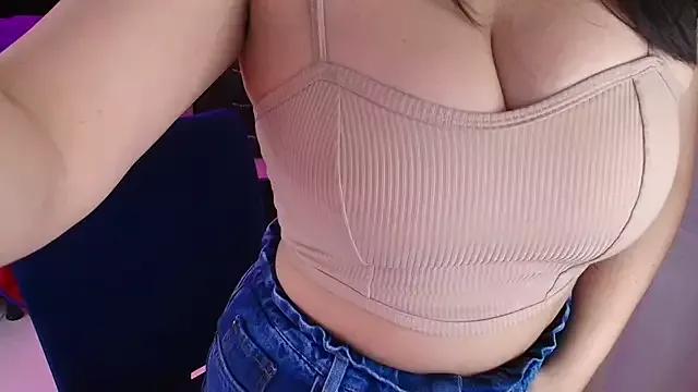 Michell_Gomez from StripChat is Freechat