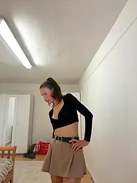 MilaRenee from StripChat is Freechat