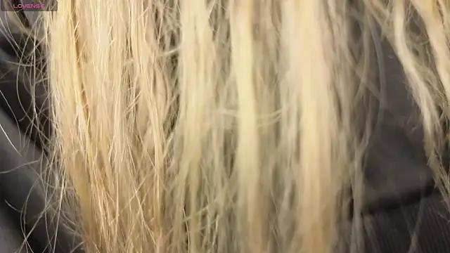 MiliLove12 from StripChat