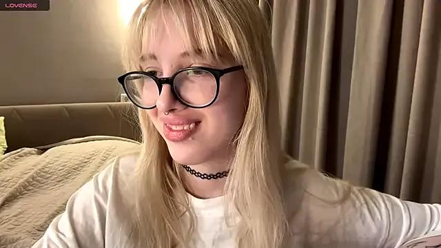 Milkmoriee from StripChat is Freechat