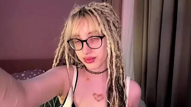 Milkmoriee from StripChat is Freechat