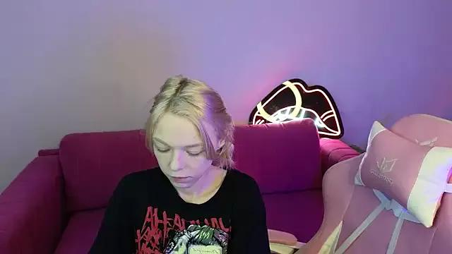 MillaHolt from StripChat